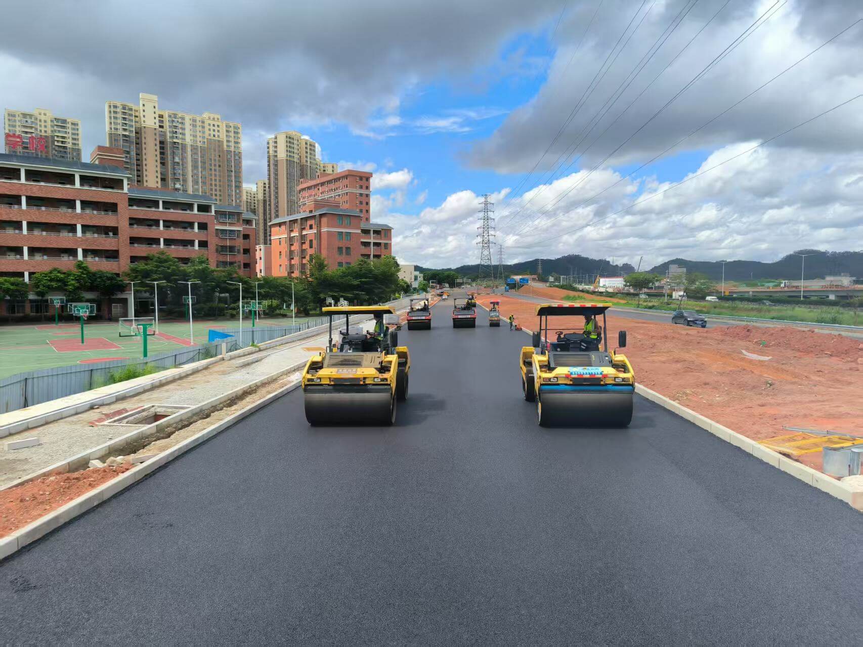市政道路沥青摊铺施工（SMA-13）